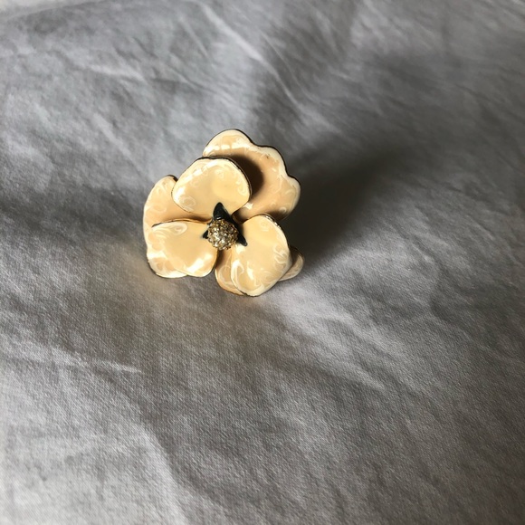 Flower ring - Picture 1 of 2